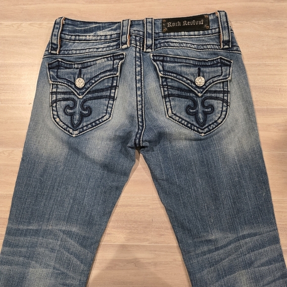 Rock Revival Patti Capri Low Rise Size 28 Inseam 18.5 Medium Wash Distressed. - Picture 3 of 13